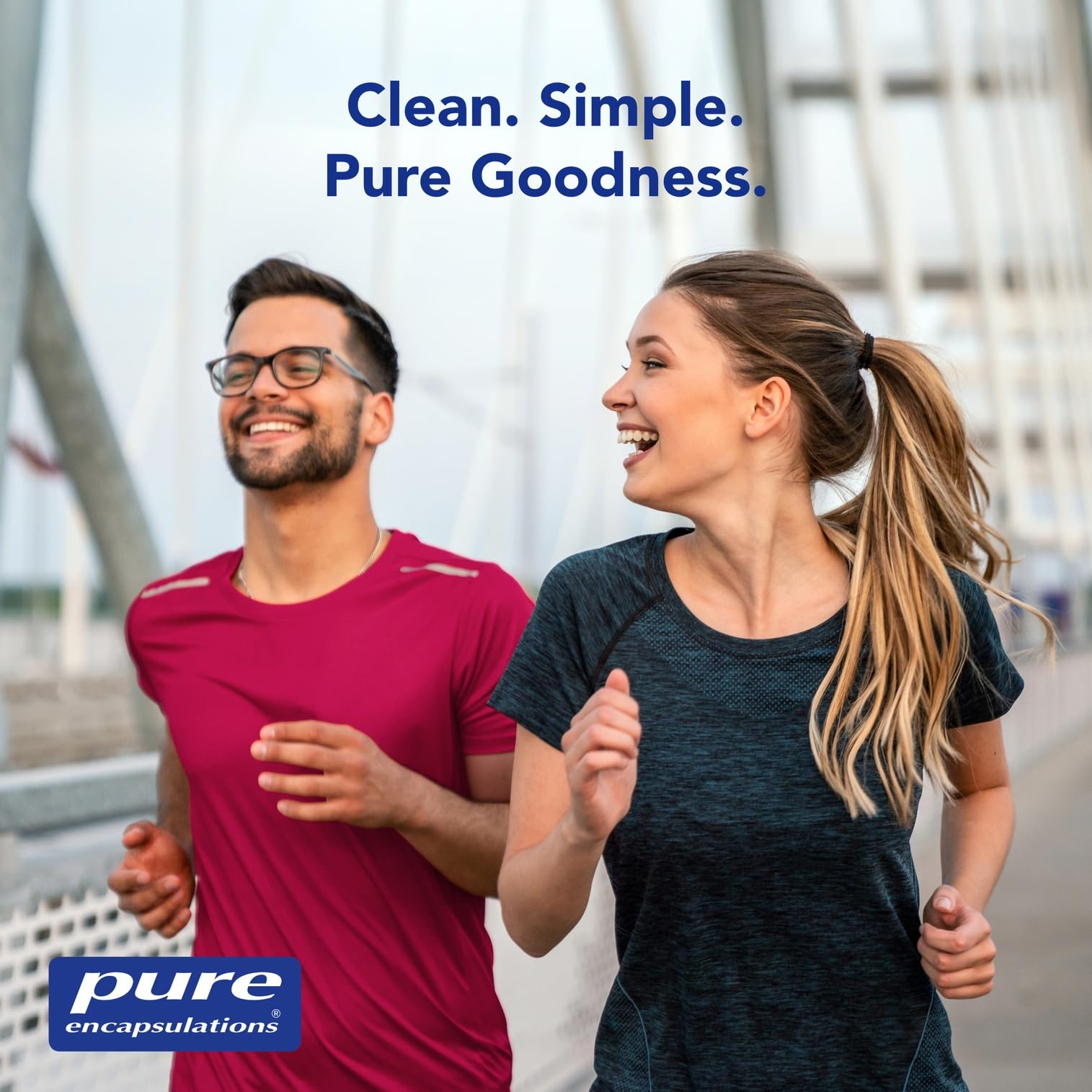 Pure Encapsulations frasco entre frutas en ambiente saludable y apoyo vascular