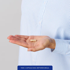 Cápsulas en la palma de la mano junto a un bolso, Pure Encapsulations ideal para viaje