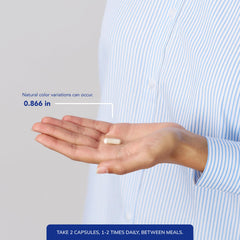 Pure Encapsulations cápsula en mano para comparar tamaño y dosificación