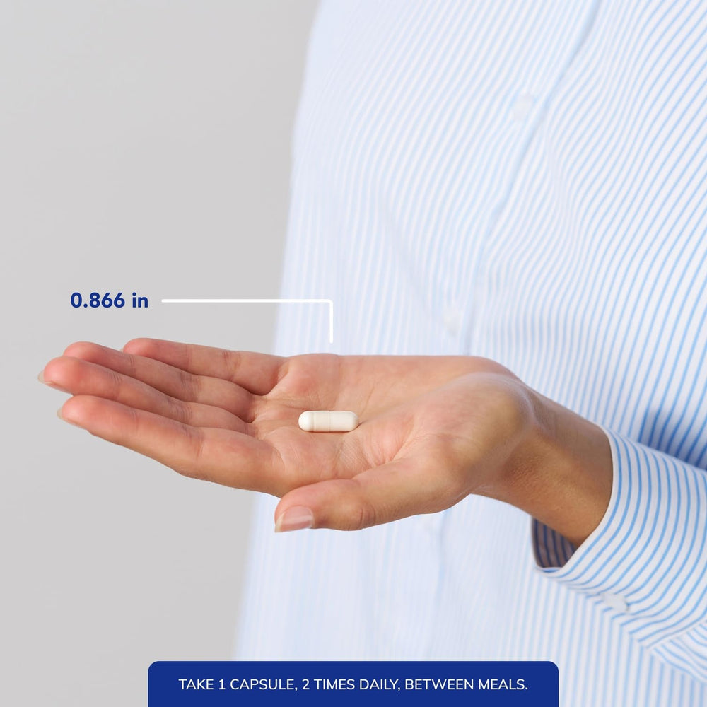 Pure Encapsulations cápsula en mano demostrando dosis práctica y portable