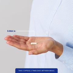 Pure Encapsulations cápsula en mano demostrando dosis práctica y portable
