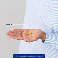 Pure Encapsulations cápsula en mano para comparar tamaño y facilidad de ingestión