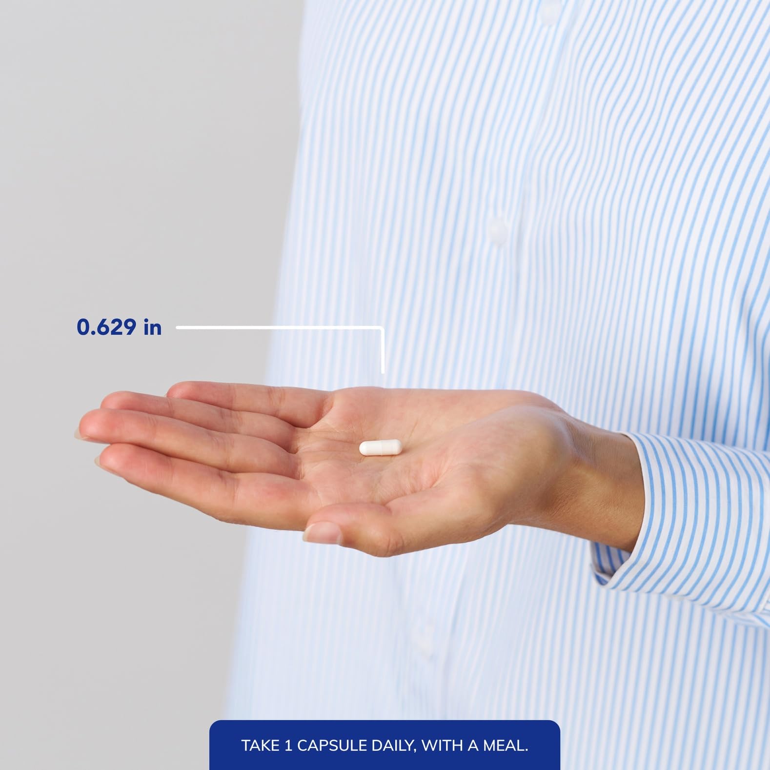 Pure Encapsulations frasco en mano para comparar tamaño y dosis práctica