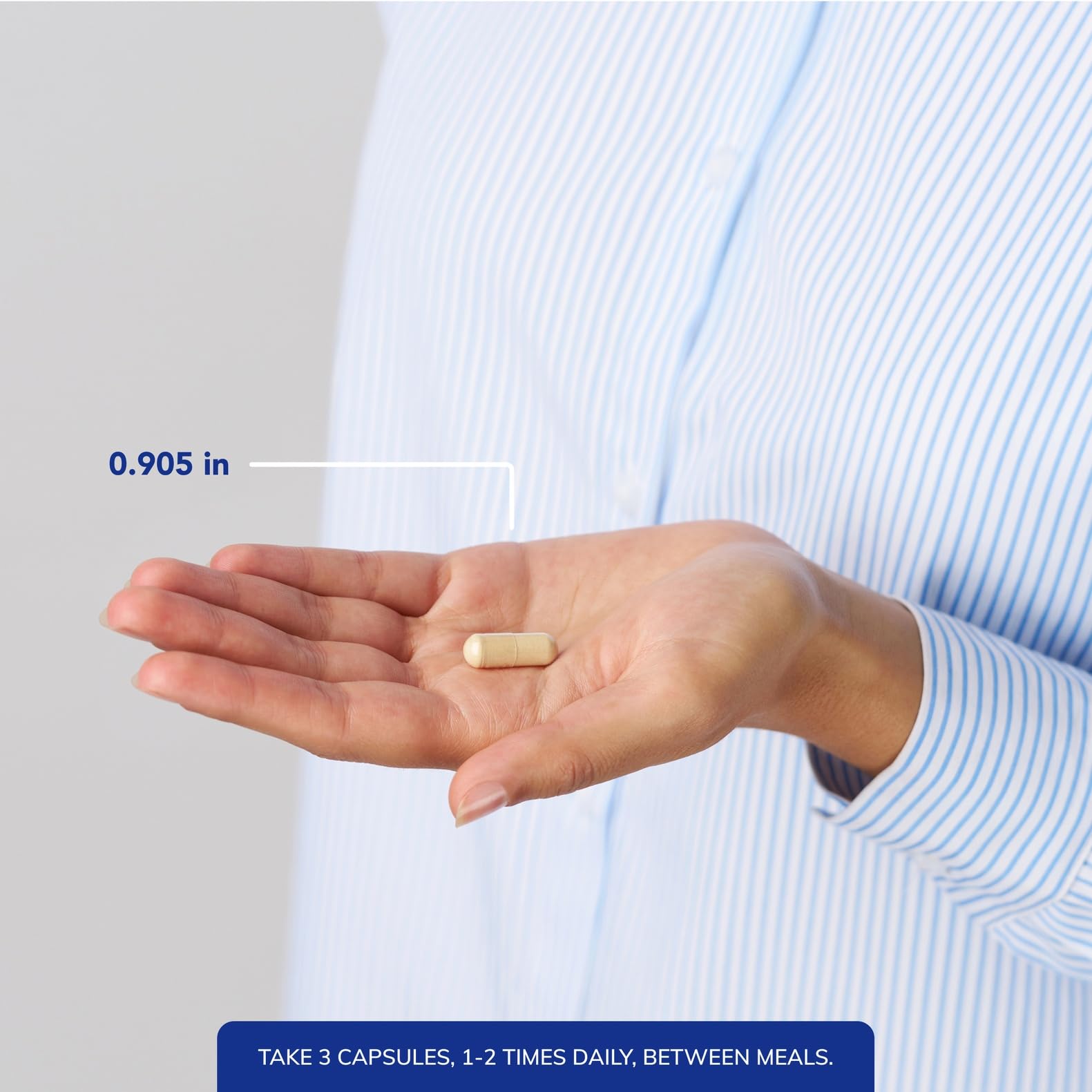 Pure Encapsulations MotilPro comparación de tamaño con mano para escala clara