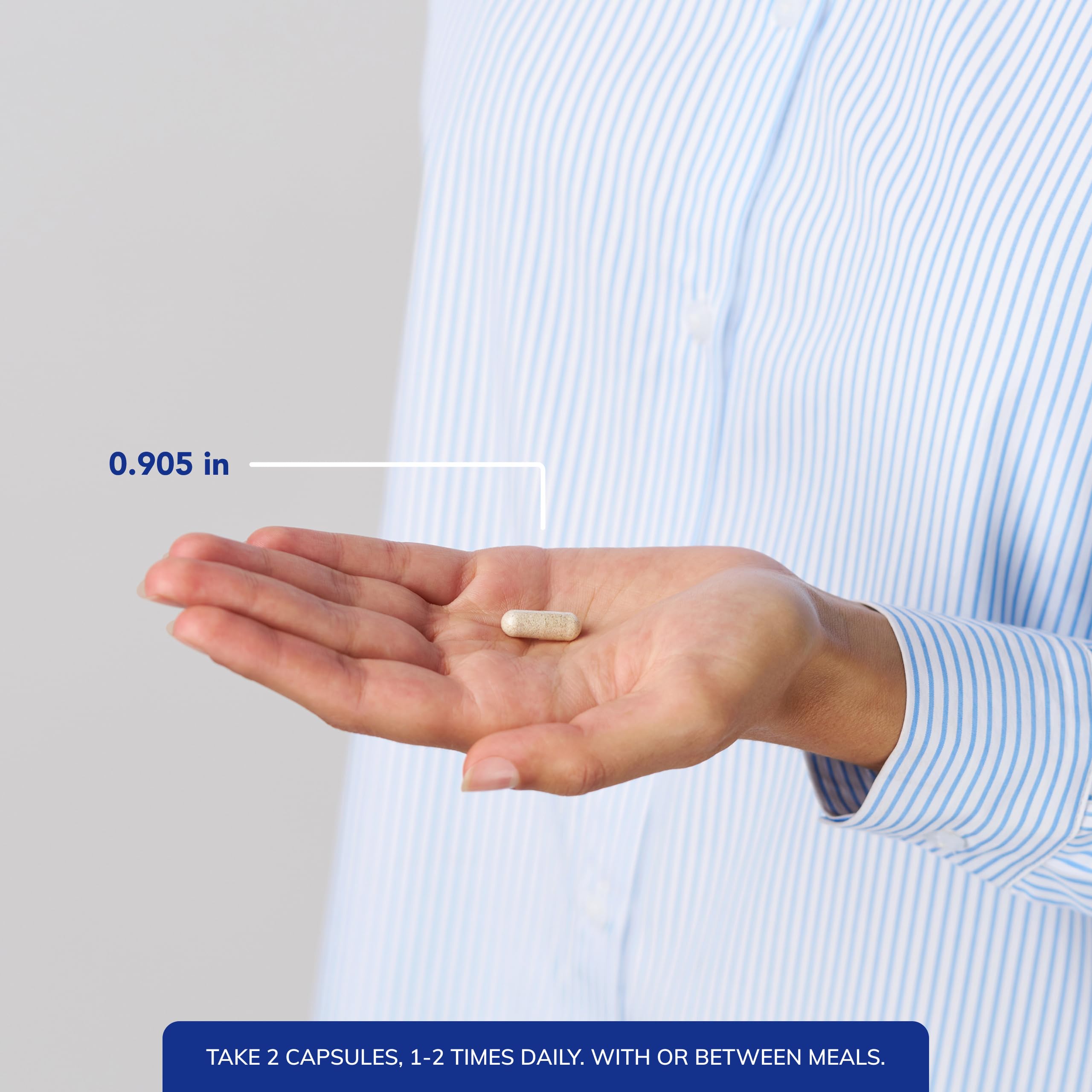Pure Encapsulations cápsulas en uso con mano para referencia de tamaño y comodidad