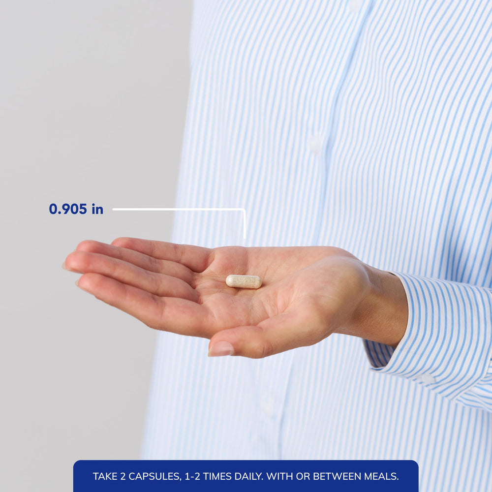 Pure Encapsulations cápsulas en uso con mano para referencia de tamaño y comodidad