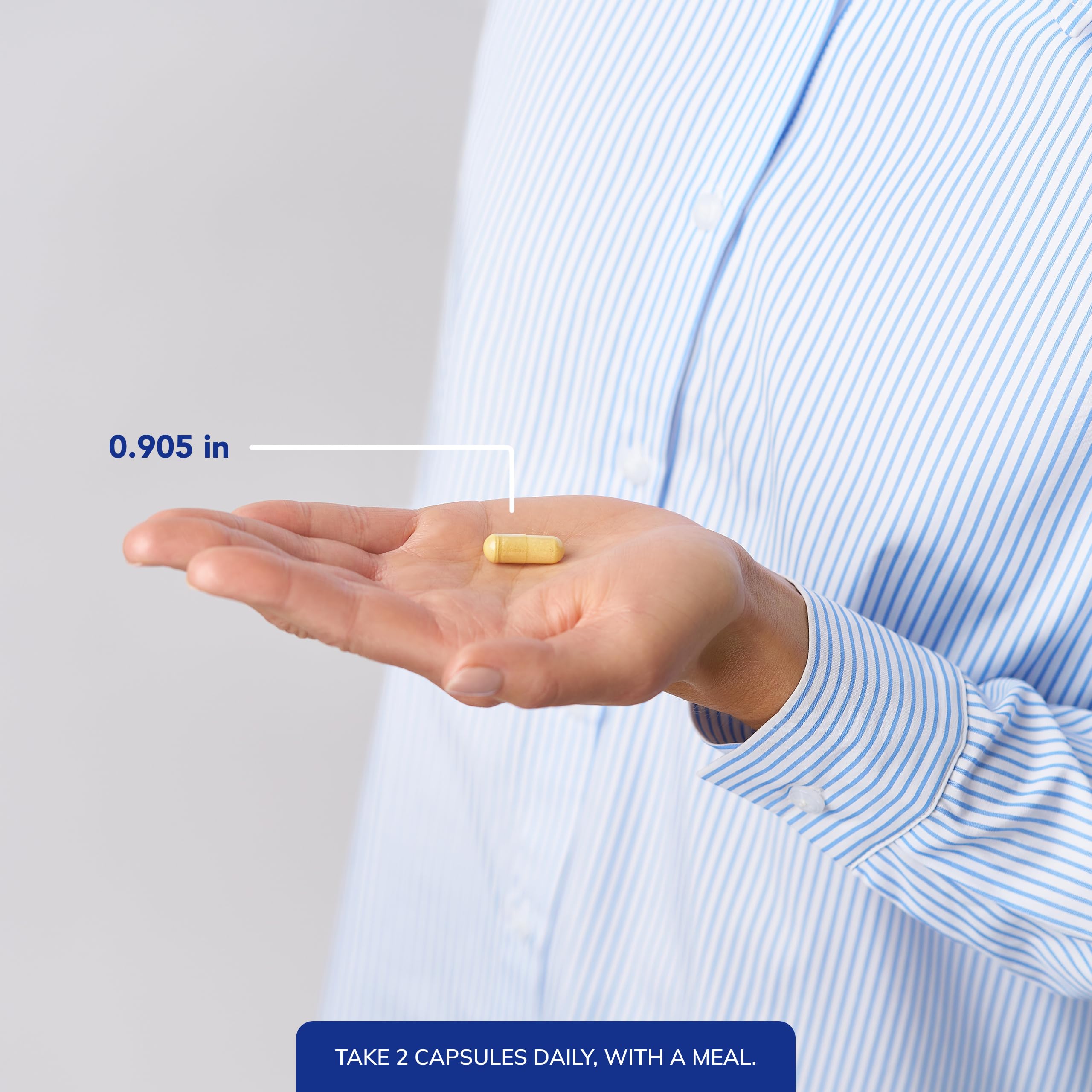 Pure Encapsulations frasco en mano para mostrar tamaño real y cantidad de cápsulas