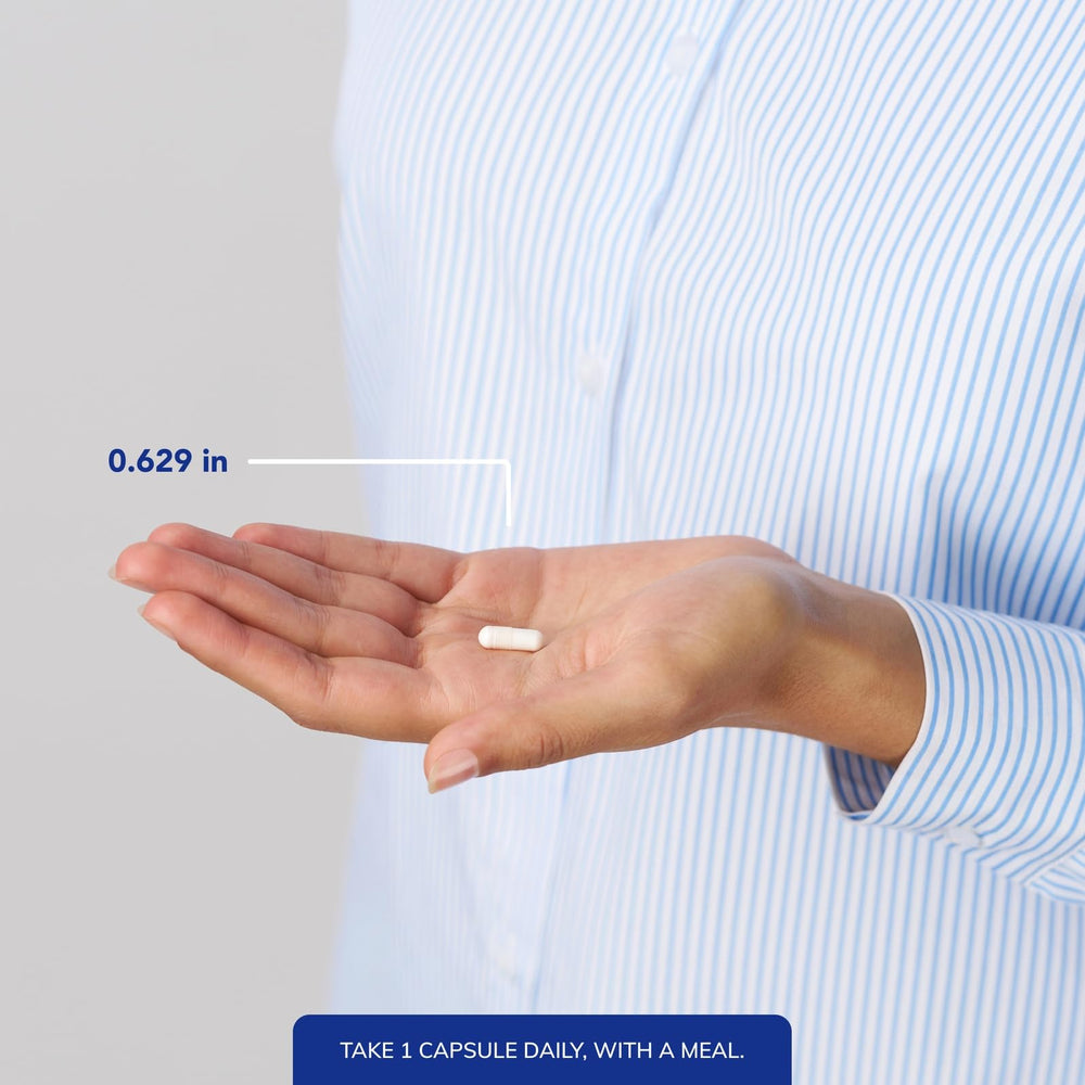 Pure Encapsulations cápsula en mano para comparar tamaño y dosificación