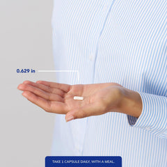Pure Encapsulations cápsula en mano para comparar tamaño y dosificación