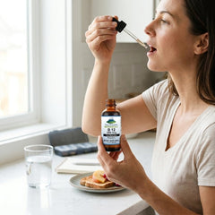Pure Mountain Botanicals gotero en mano para dosificar con precisión