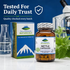 Pure Mountain Botanicals cápsula en mano para comparar tamaño y dosificación