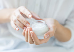 Formulador mezclando óxido de zinc Pure Original Ingredients en crema, beneficio de fácil incorporación