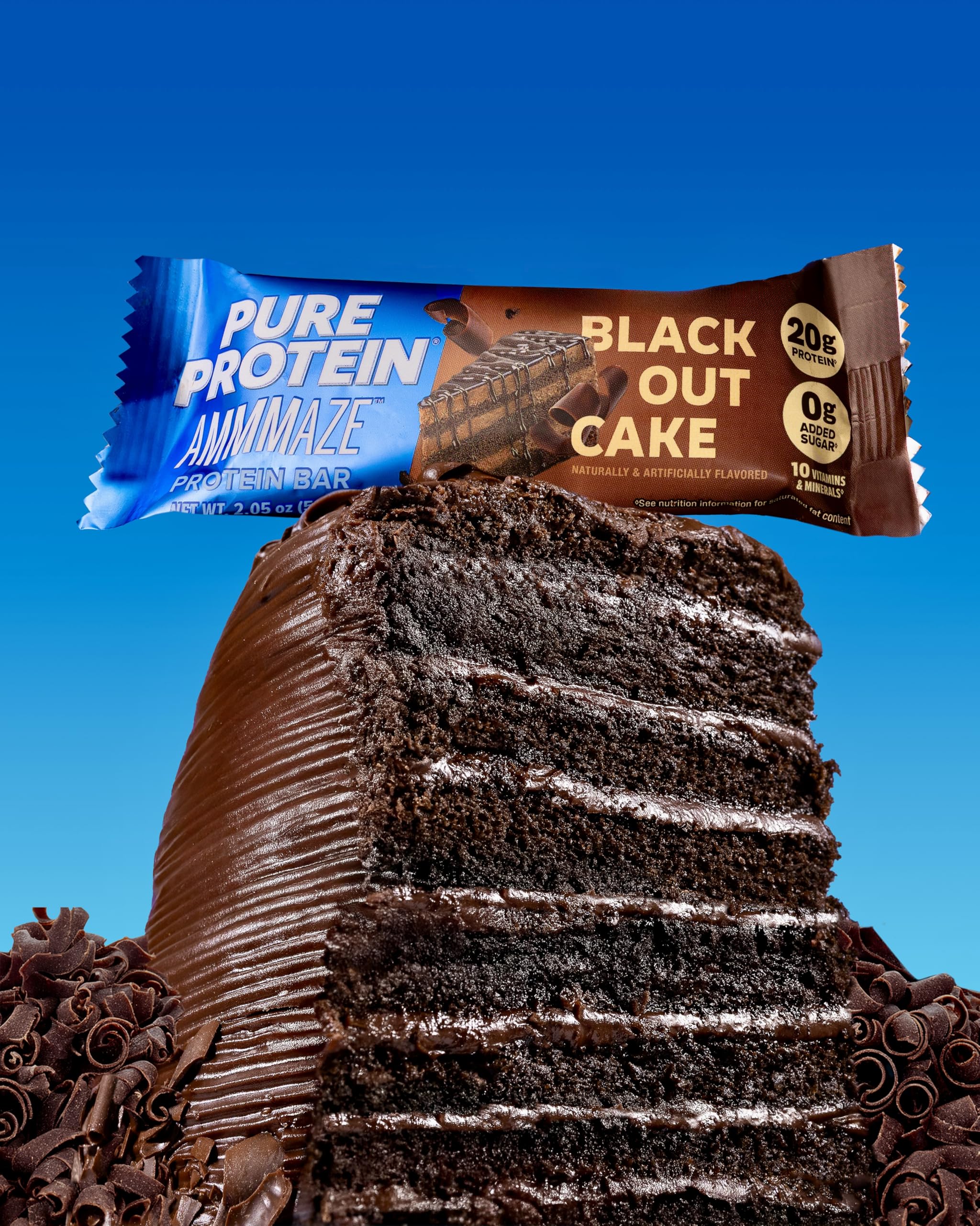 Pure Protein barra en mano para mostrar tamaño y conveniencia diaria