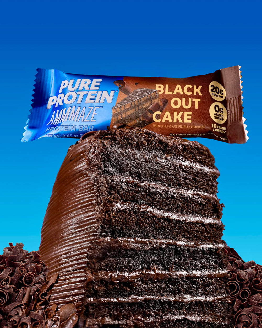 Pure Protein barra en mano para mostrar tamaño y conveniencia diaria