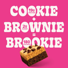 Pure Protein barra Brookie en mano tras entrenamiento, aporte proteico práctico