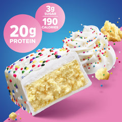 Pure Protein barrita junto a mano para comparar tamaño y porción práctica