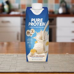 Pure Protein comparación de tamaño en mano para apreciar el volumen y portabilidad