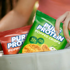 Pure Protein crisps servidos en mesa como snack saludable y apetecible