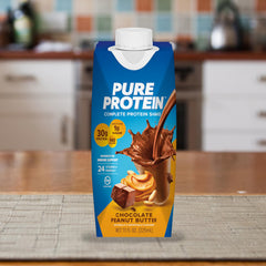 Pure Protein batido en mesa de desayuno listo para llevar y complementar la mañana