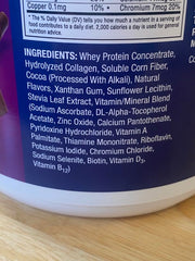 Pure Protein uso en cocina preparando smoothie de fruta, aporta proteína sin azúcares añadidos
