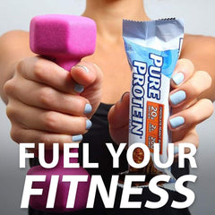 Pure Protein barra junto a equipo de gimnasio para uso pre/post entreno