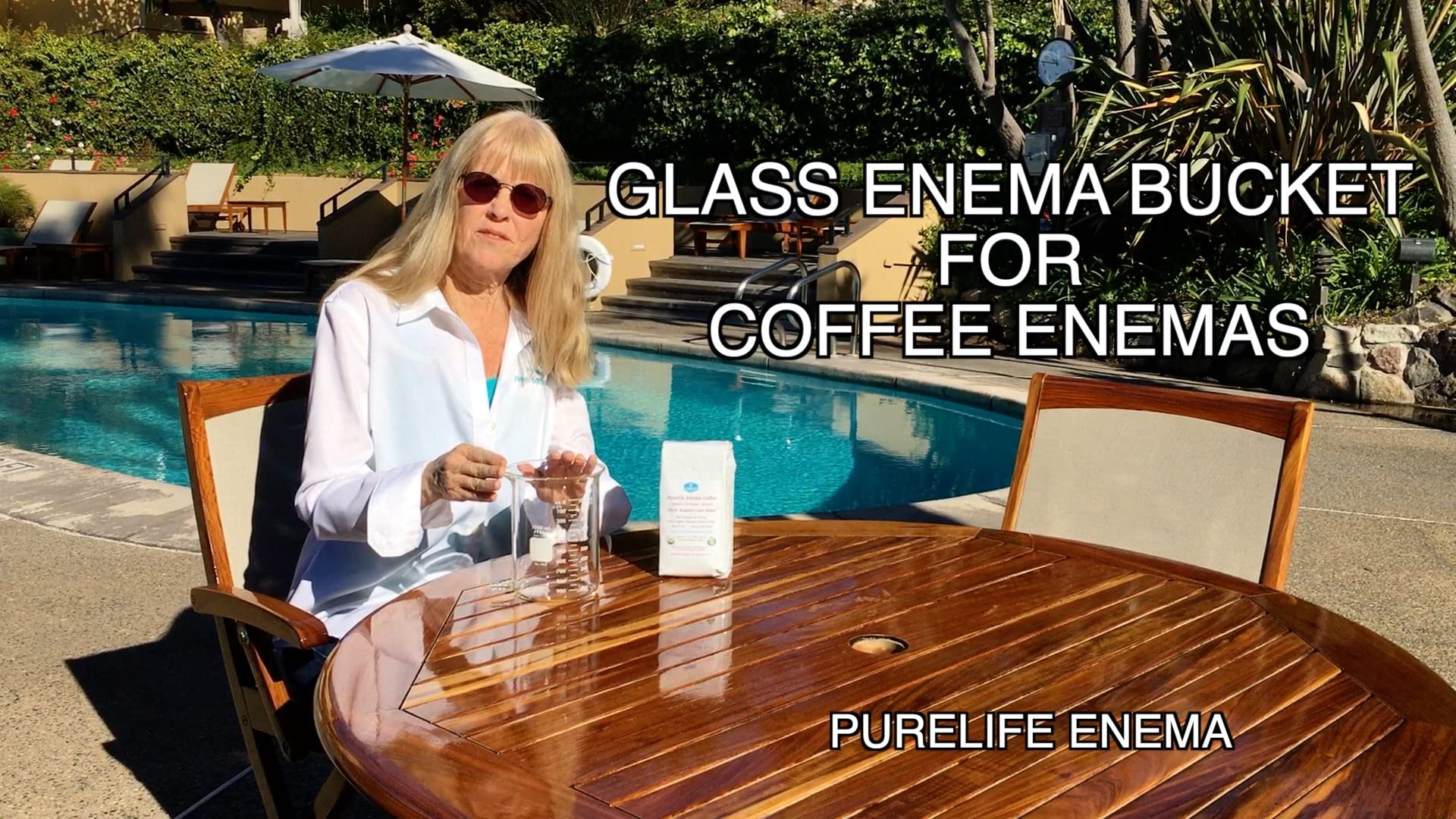Purelife Enema comparación de tamaño 1 lb en mano para valorar cantidad
