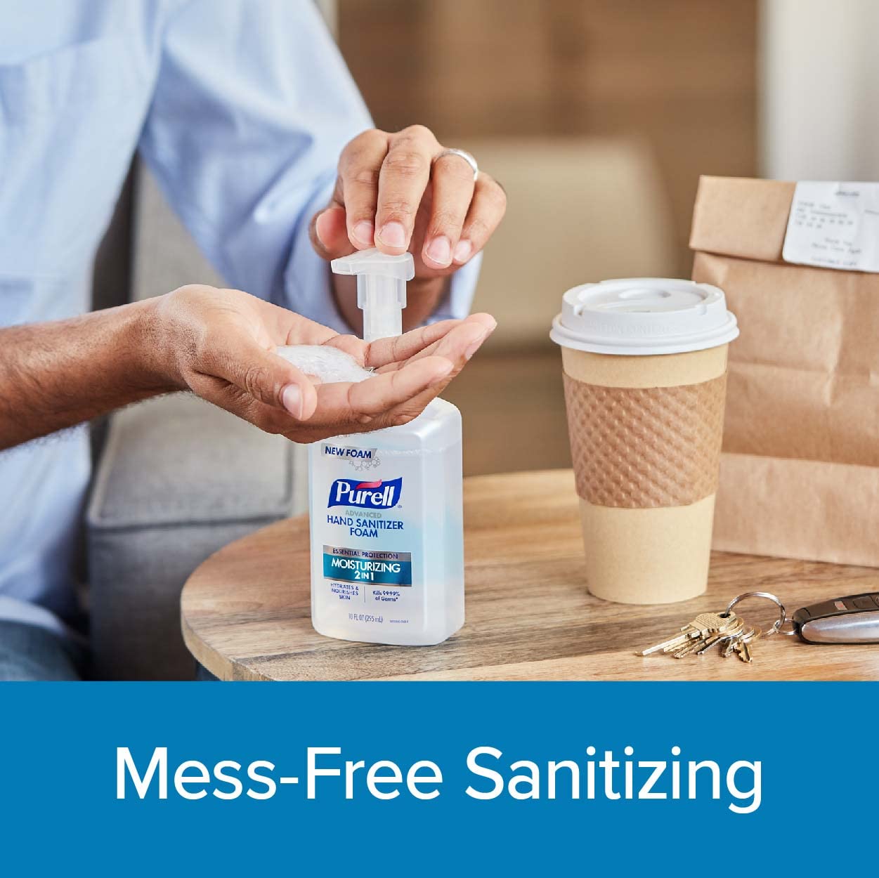 Purell y una mano para comparar tamaño de la botella y uso portátil