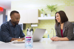 PURELL frasco en cocina, accesible para limpieza rápida al cocinar
