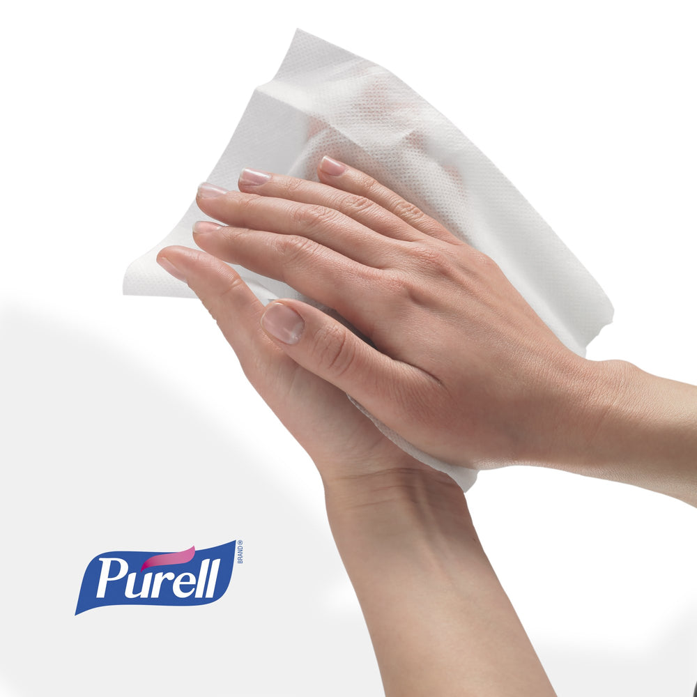 PURELL toallita en mano mostrando uso práctico y conveniencia