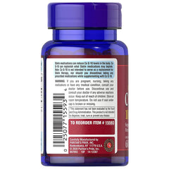Puritan's Pride softgel en mano mostrando tamaño y dosis práctica