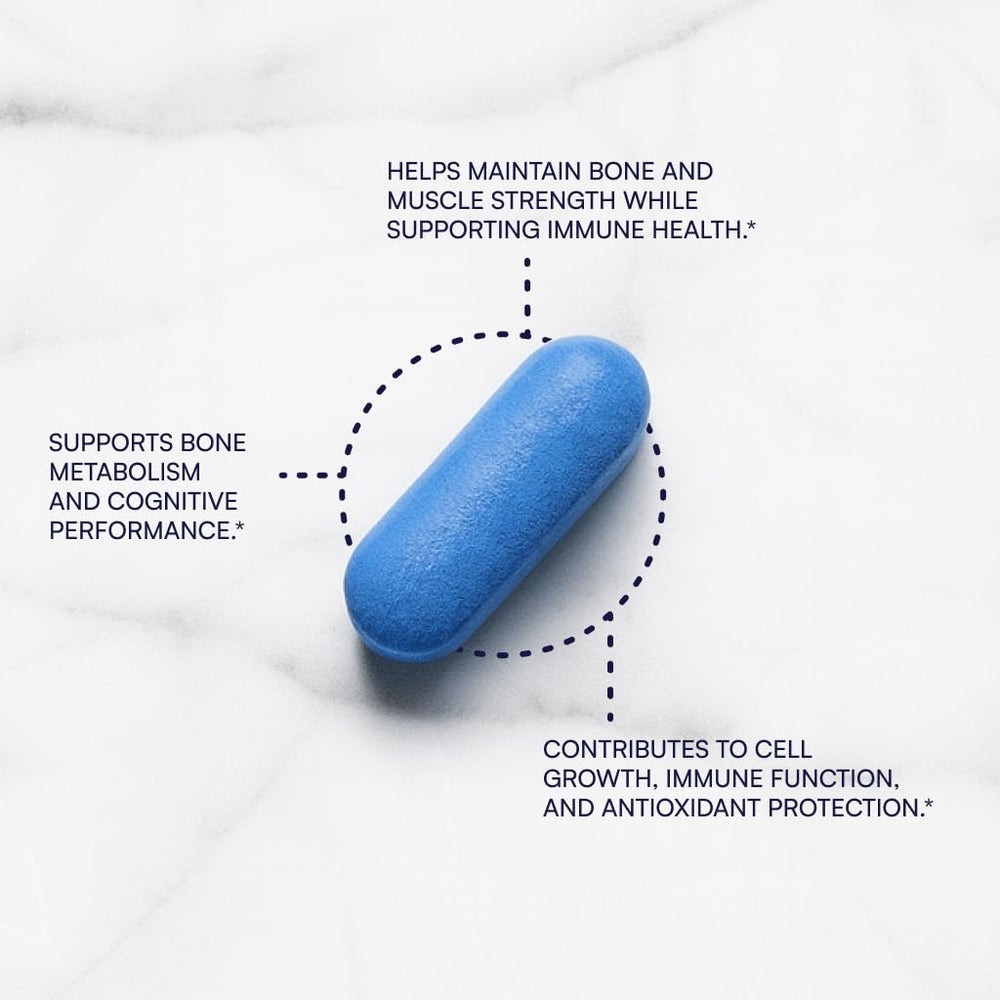 Purity Products tableta MagBlue en mano para comparar tamaño y facilitar dosificación
