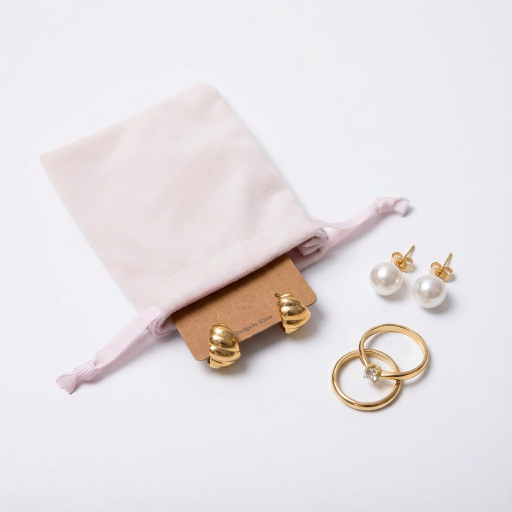 QIANF bolsa en uso con anillo y pulsera presentación cuidada
