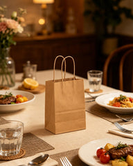 qiqee bolsas llenas con dulces en mesa, ideal para fiestas