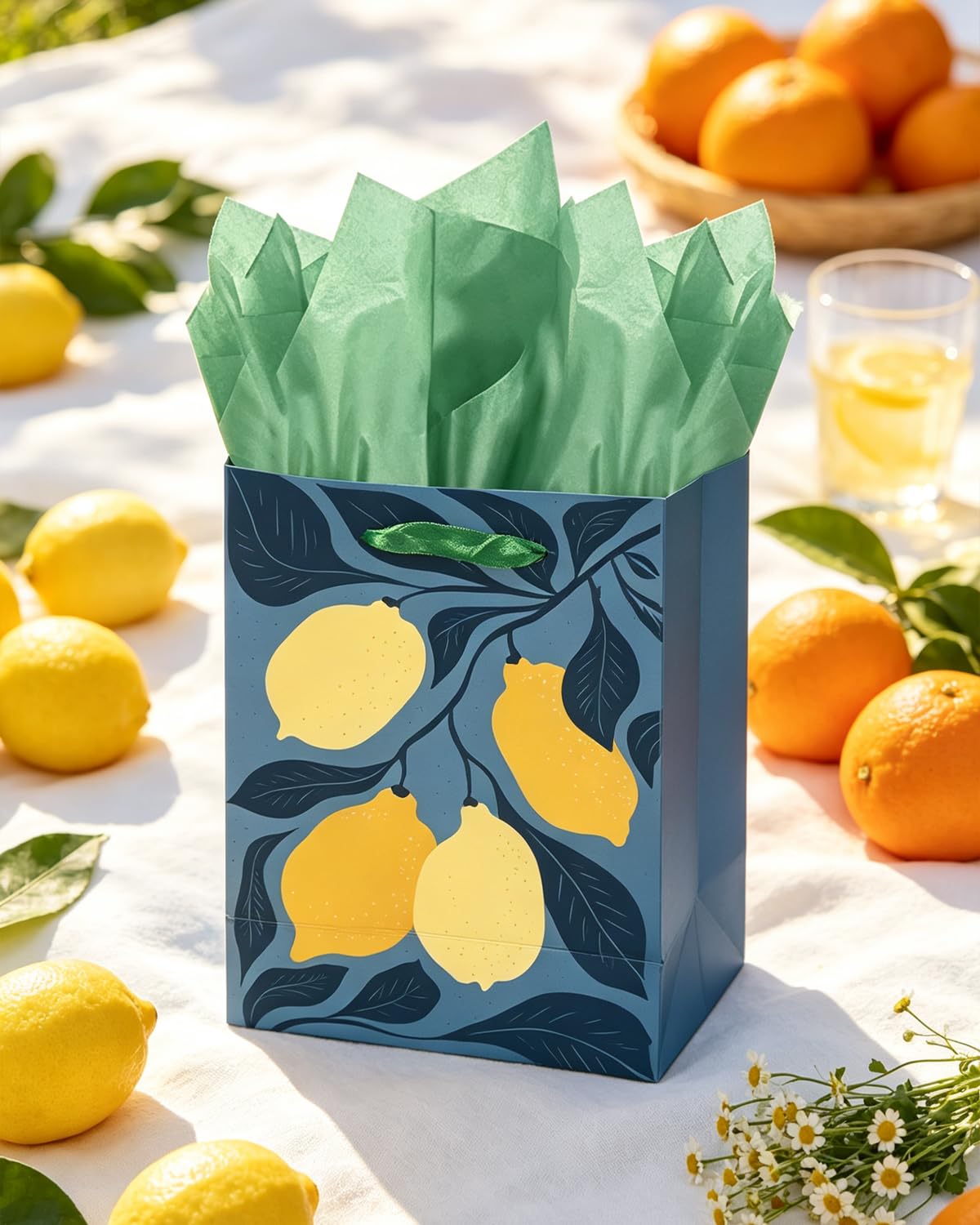 qiqee escena de fiesta con bolsas en mesa para decorar y entregar regalos