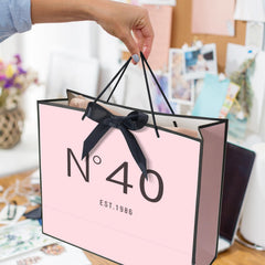 QLSKO bolsa en escenario de fiesta con regalos, muestra uso práctico y aspecto festivo