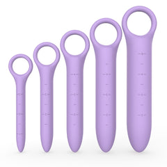 QoQiu set en ambiente de baño minimalista, muestra uso cotidiano y discreto