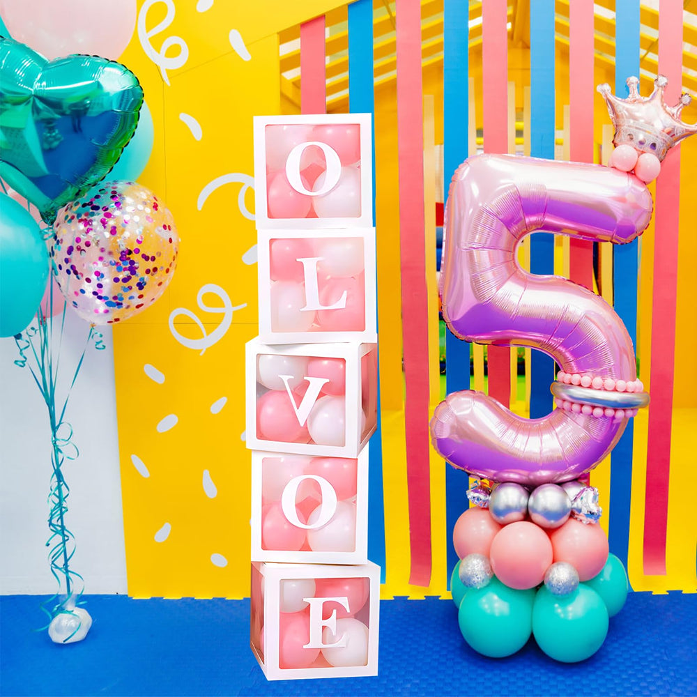 QPEY caja con globos en mesa creando centro de mesa atractivo