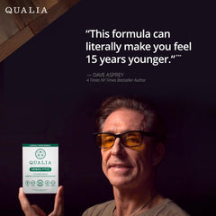 Qualia Life Sciences persona tomando suplemento en su pauta de 2 días mensuales