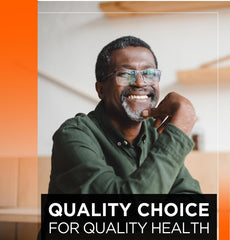 Quality Choice en mesa de desayuno junto a vaso de agua, integración en rutina matutina saludable