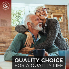 Quality Choice capletas en mano para comparar tamaño y tomar con agua