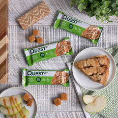 Quest Apple Pie barra junto a una regla para comparar tamaño y porción