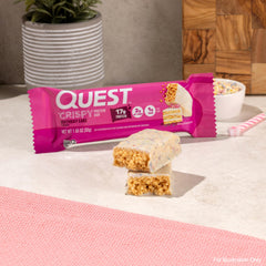 Quest barrita en mano para comparar tamaño y facilitar consumo portátil