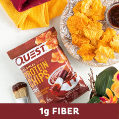 Quest chips BBQ junto a un bolígrafo para comparar tamaño de la bolsa