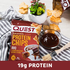 Quest chips en mesa de reunión para snack social y aporte proteico