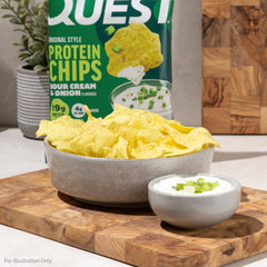 Bolsa Quest abierta en mesa con chips visibles, ideal para merienda proteica