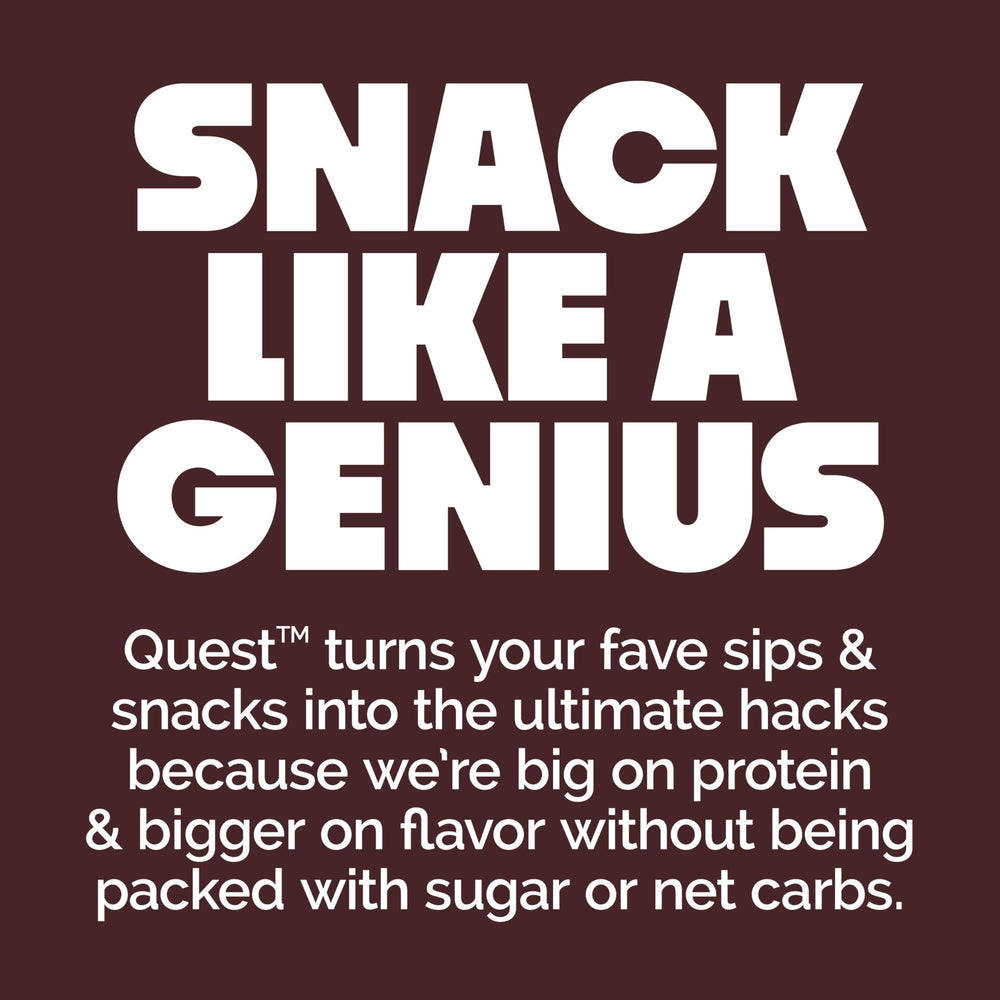 Quest persona comiendo barra postentreno, proteína práctica