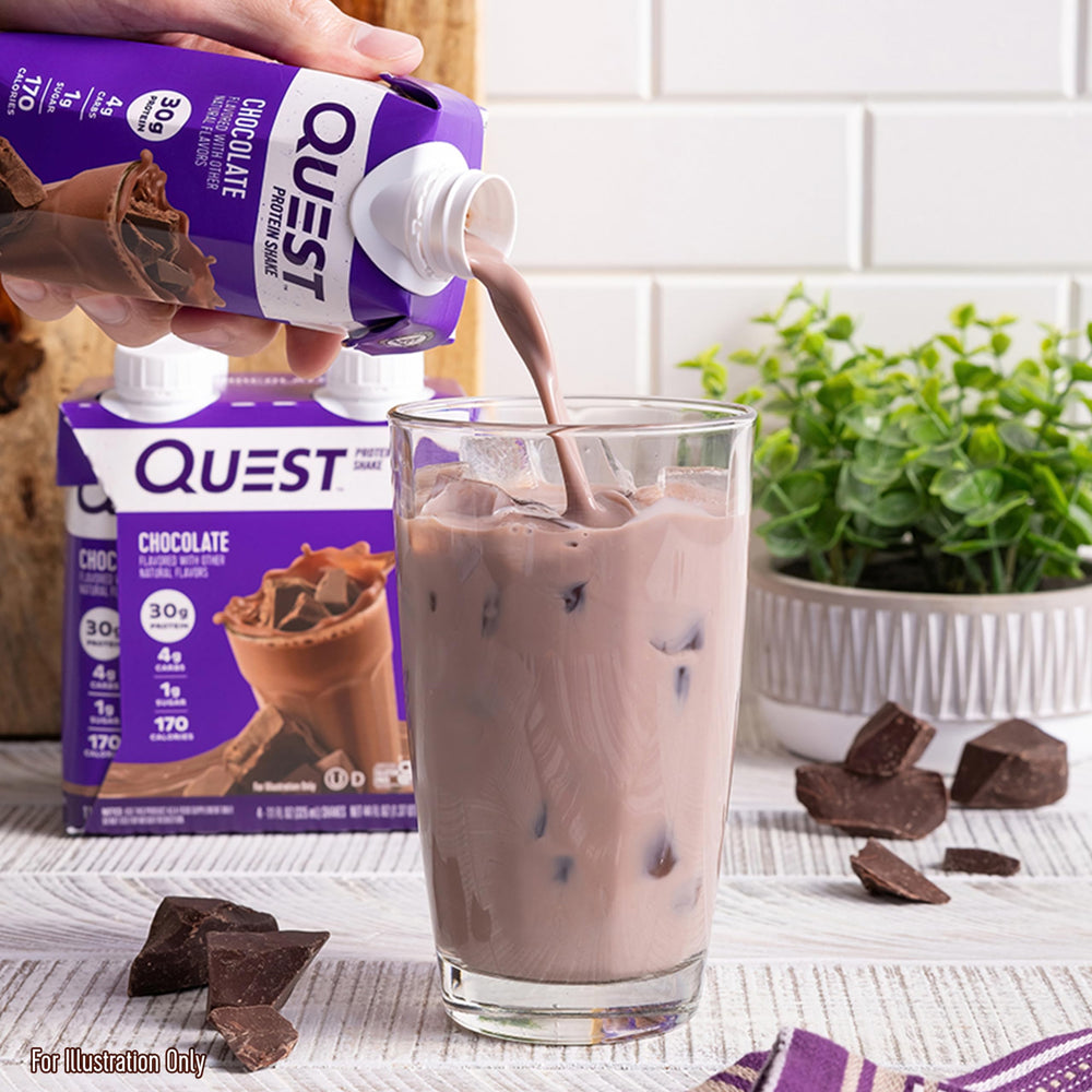 Botella Quest chocolate junto a una regla para comparar tamaño y porción práctica