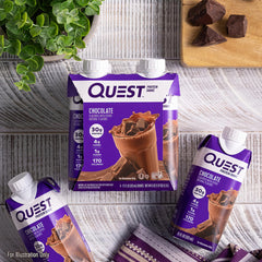 Primer plano etiqueta nutricional de Quest chocolate mostrando proteínas y carbohidratos