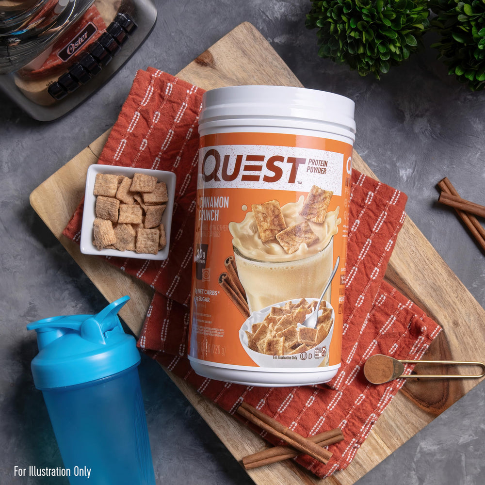 Quest scoop con porción sobre mesa, conveniente para medir servings