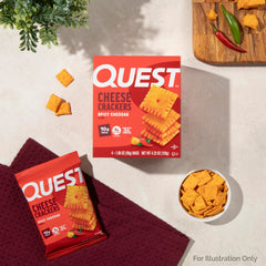 Quest galleta en mano para comparar tamaño, beneficio: porciones controladas